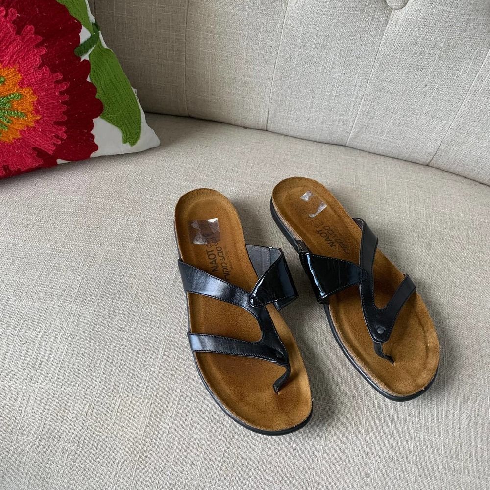 Naot Black Leather and Patent Leather Thong Shoes Sandals Size 38. Narrow